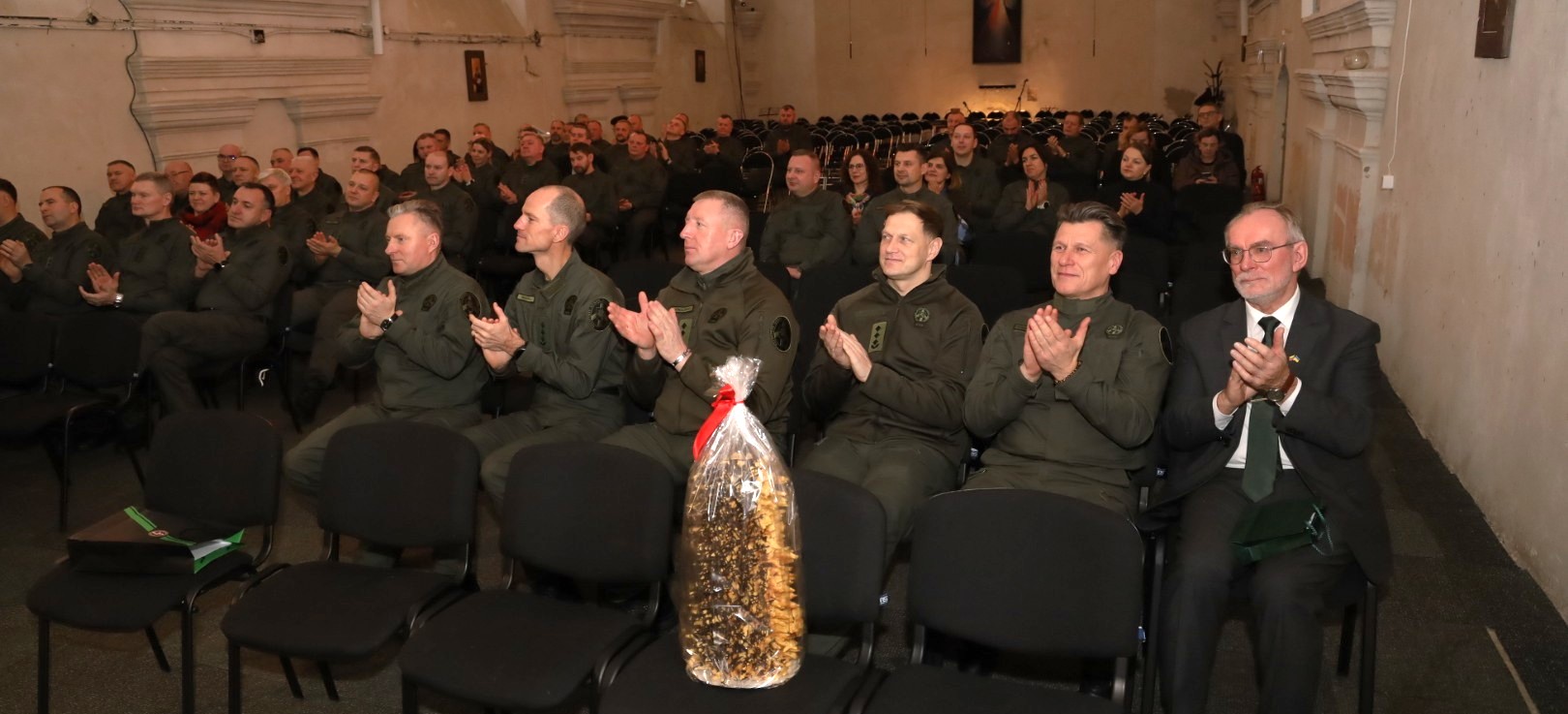 20251216 meet bažnyčioj-11--.JPG